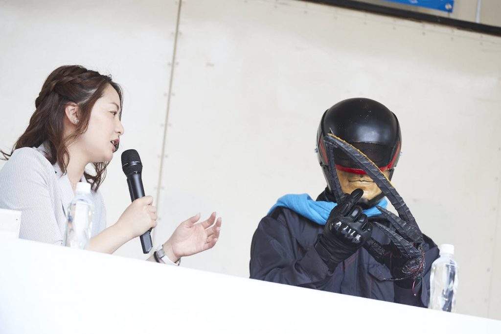 写真:BS11の八木菜緒アナウンサーの質問に答えるプリヅィアさん。