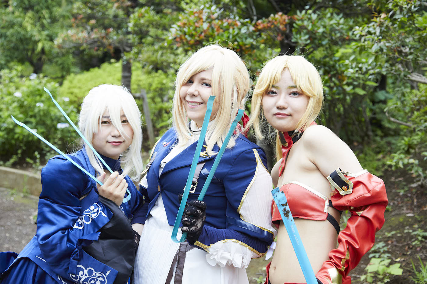 写真:左からトングを手に持つさきまつさん、フランス人のアメさん、すいかふぇいさん