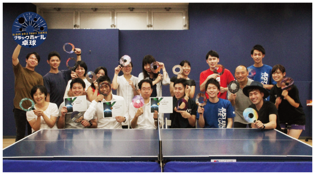 写真:記念撮影で思い思いのポーズをとるブラックホール卓球の参加者の皆さん。