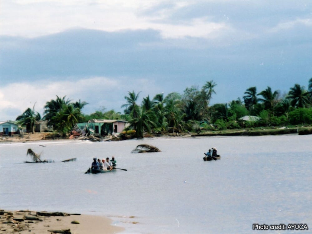 写真:ハリケーンで浸水したトルヒーヨの様子。水の上を船で行き交う人々
