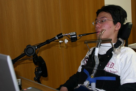 ジョーズ+でパソコンを操作する男性