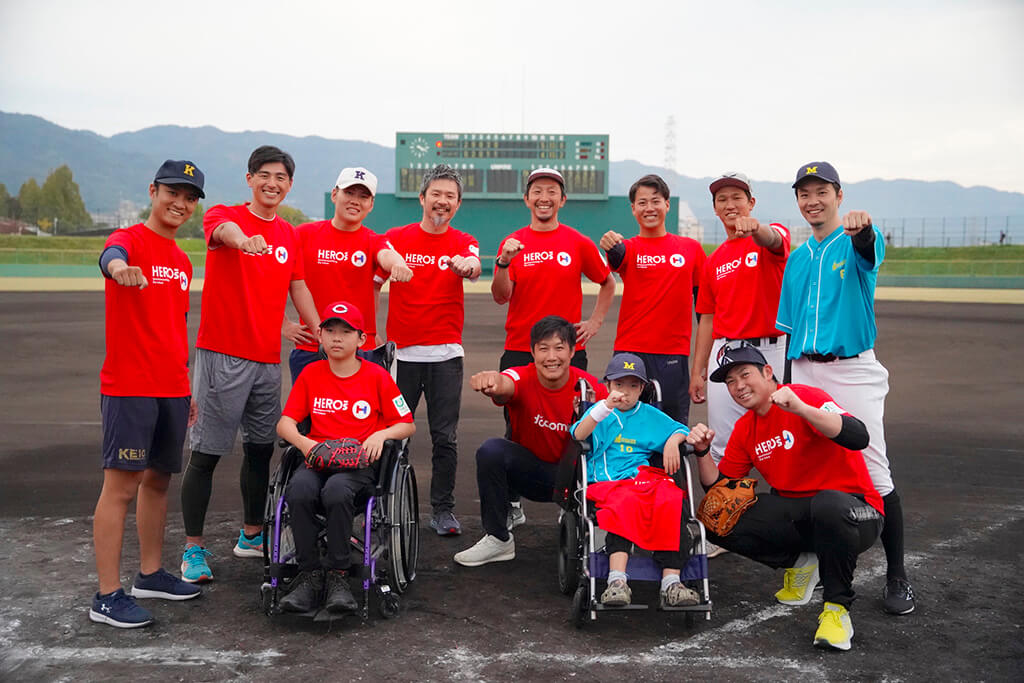 ⻑期療養児と友⼈との野球交流イベントに参加したアスリートと子どもたちの集合写真
