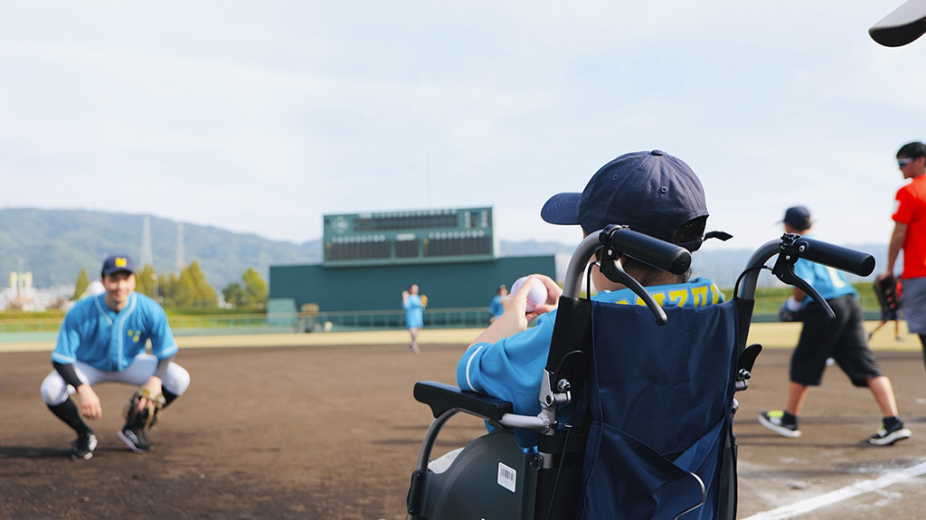 写真:生山裕人氏とキャッチボールをするみずきくん