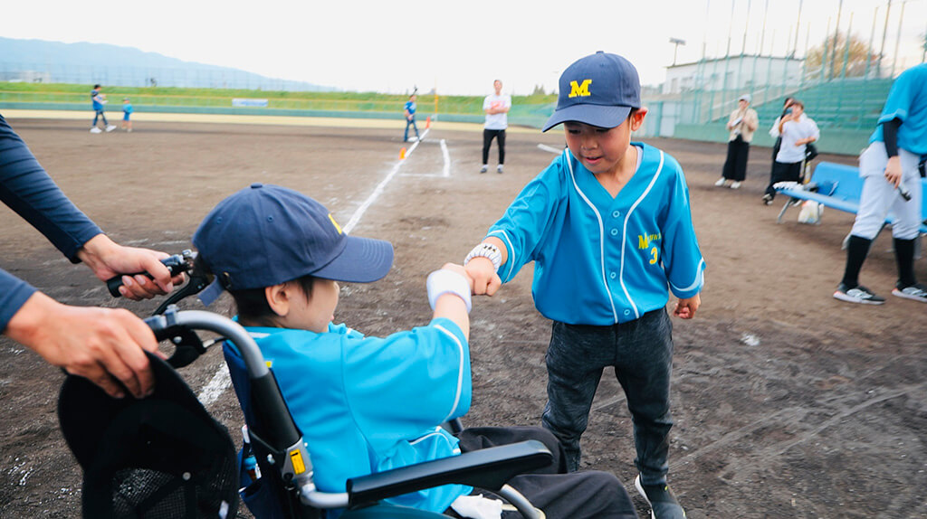 写真:チームメイトとグータッチするみずきくん