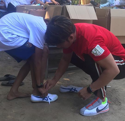 写真:子供たちが靴を履いてみている様子