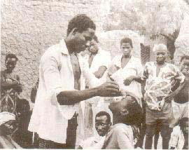 写真:治療を施す医師