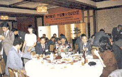 写真:中国残留日本人の帰国支援プログラムにおける交流会の様子