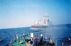 写真:海上での調査の様子
