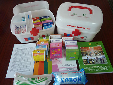 写真:置き薬の薬箱とその中身