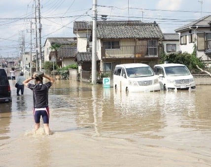 写真:道路が冠水した被災地の様子