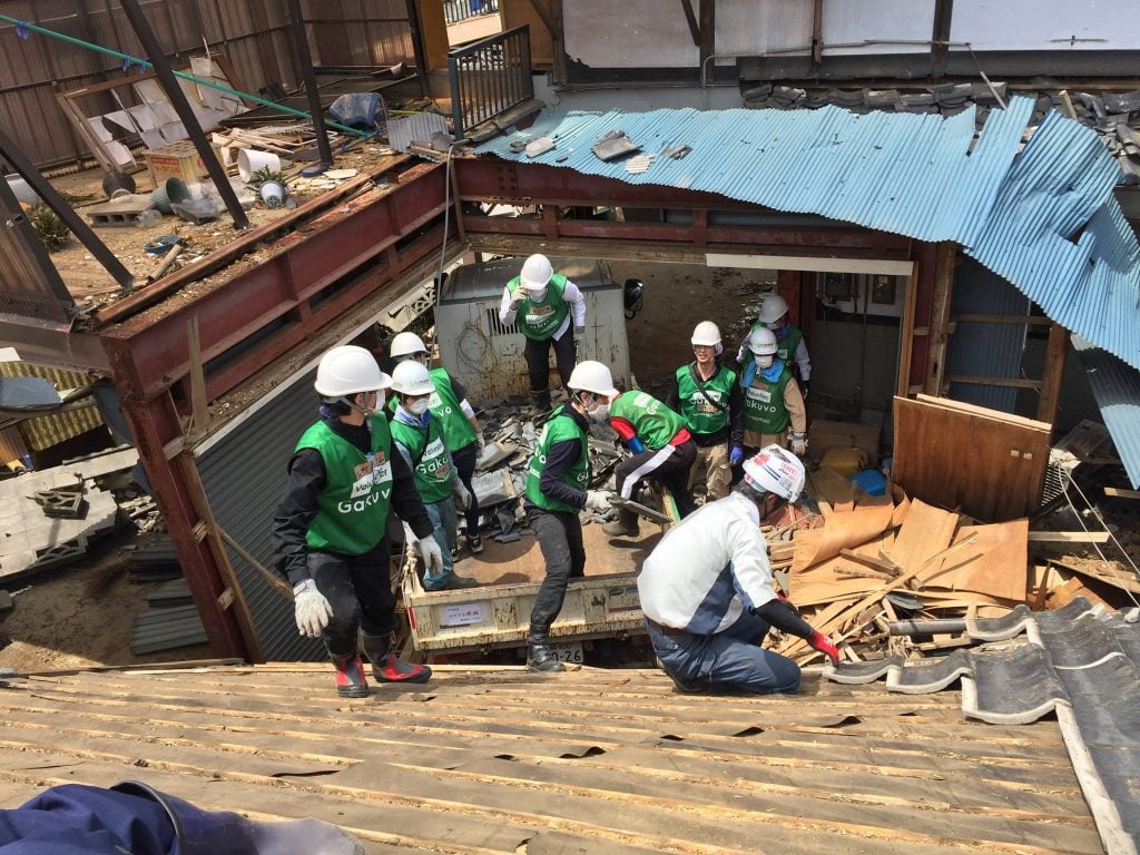 写真:被災地での復興支援作業の様子