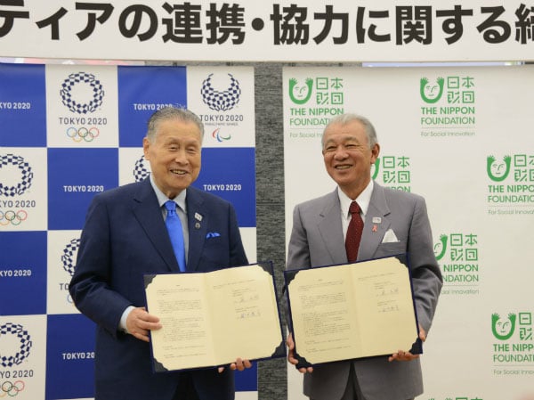 写真:協定書を持つ東京オリンピック・パラリンピック競技大会組織委員会会長の森喜朗氏と日本財団の笹川陽平会長