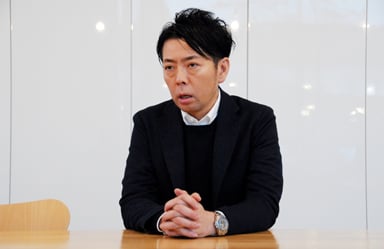 写真:インタビューに答える佐藤可士和氏