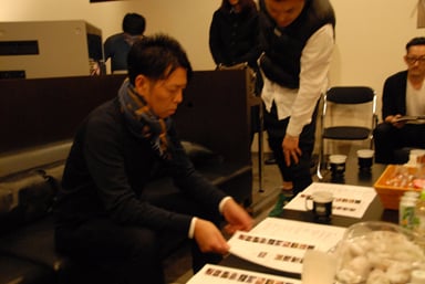 写真:コマーシャル映像の制作現場の佐藤可士和氏