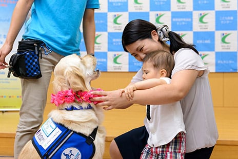 写真:ベイリーと触れ合う子ども