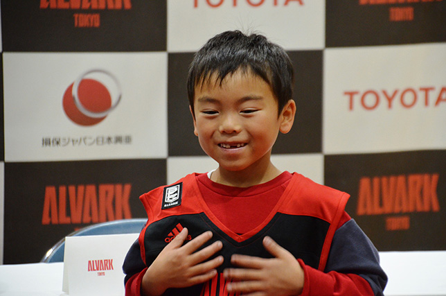写真:「アルバルク東京」に入団した男の子
