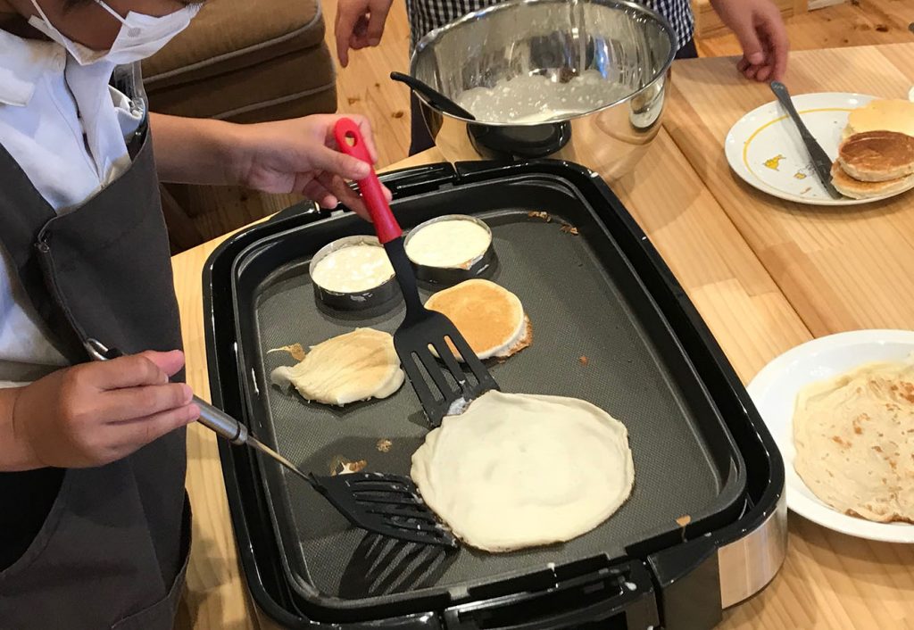 写真:ホットプレートで調理している様子