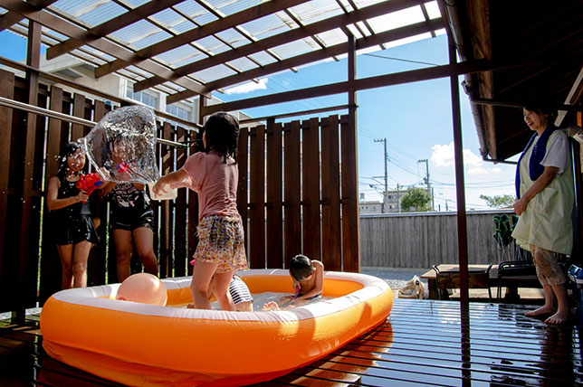 写真:プールで遊ぶ子どもたちの様子