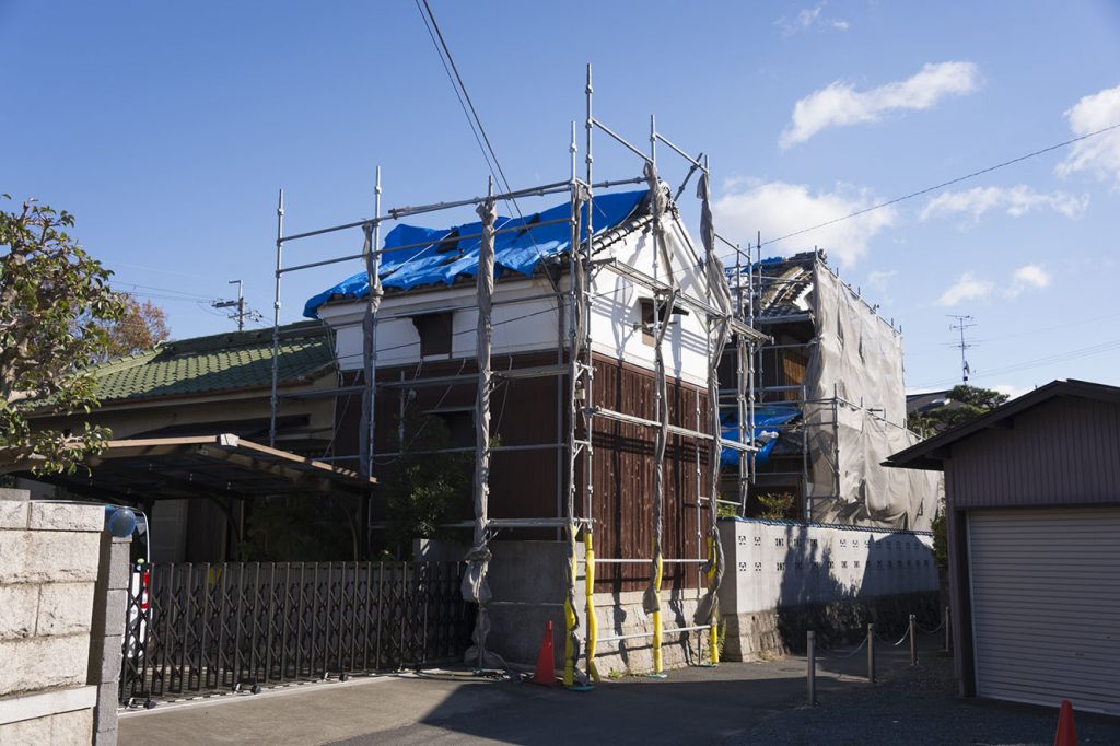 写真:修繕中の家屋の外観