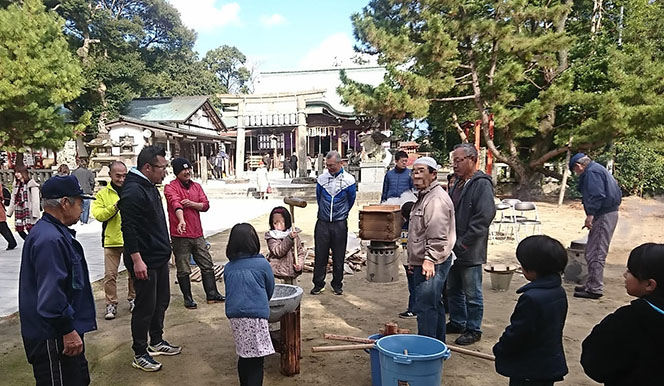 写真:境内での餅つきの様子