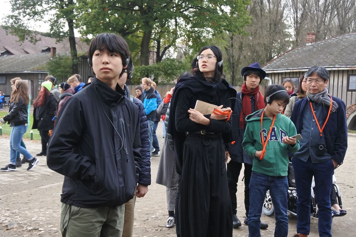 写真:ROCKET研修旅行でアウシュビッツ収容所を見学中の瑛士くんを含む子どもたちと先生