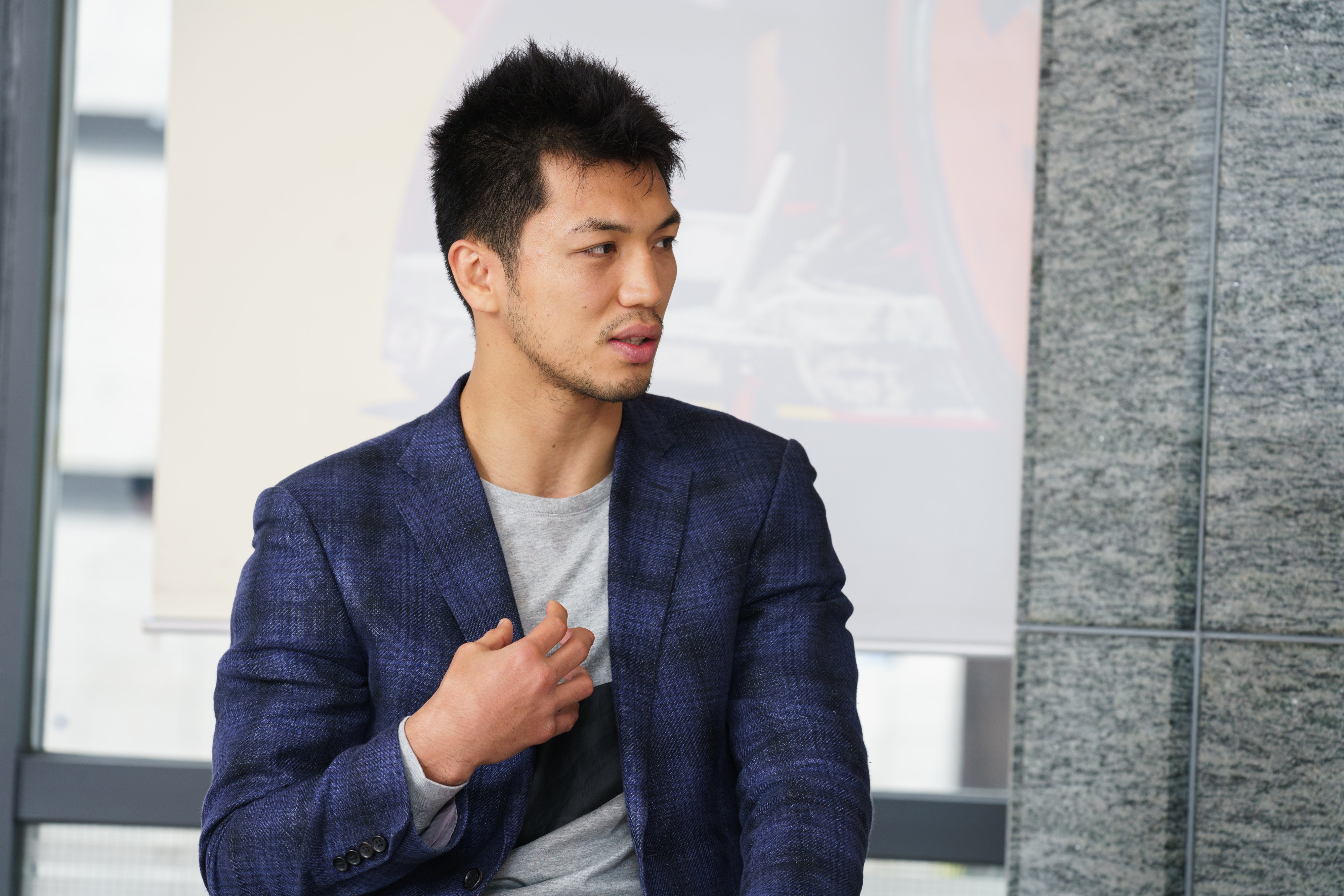 写真:真剣な眼差しで話す村田諒太選手