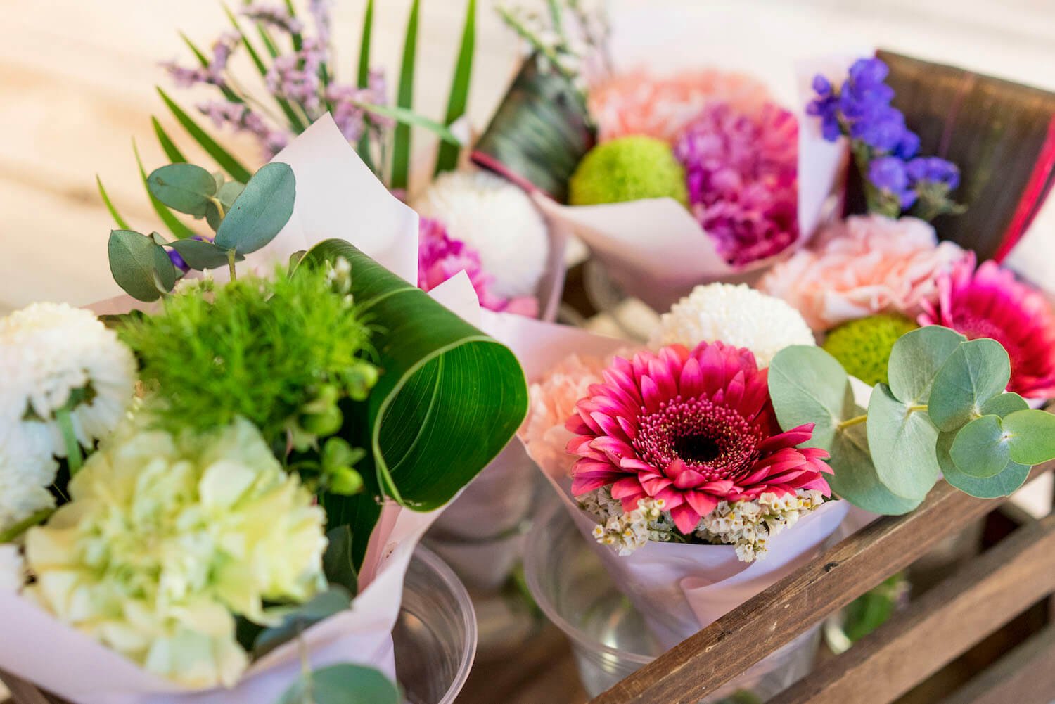 写真:カゴの中に緑や赤などカラフルな花が詰まったフラワーギフト