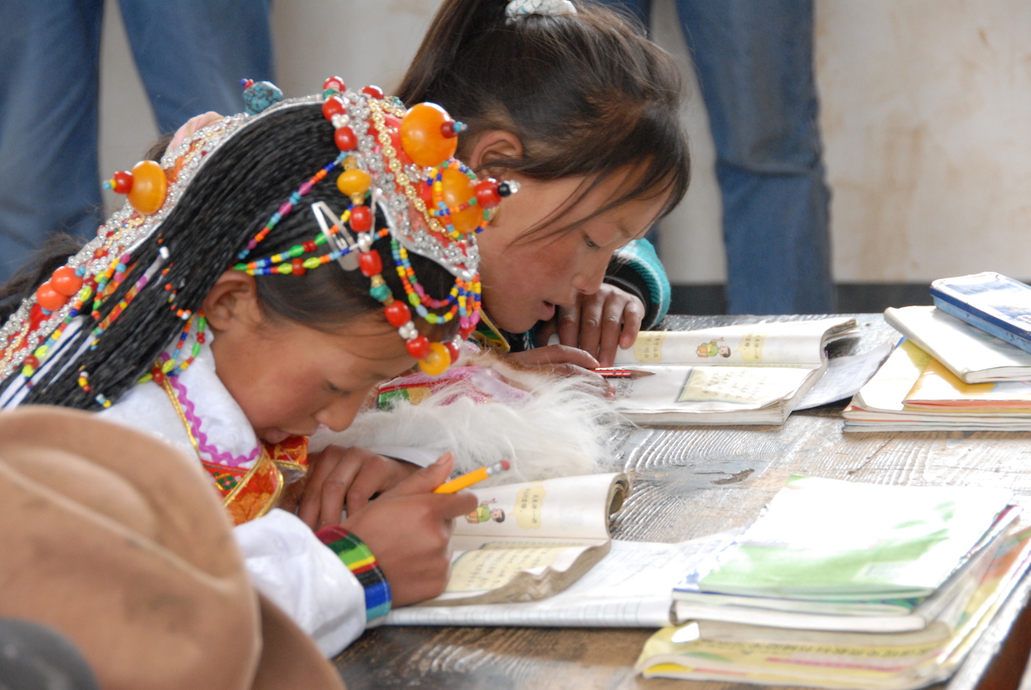 写真:机の上で勉強をする2人のアジア人の子ども