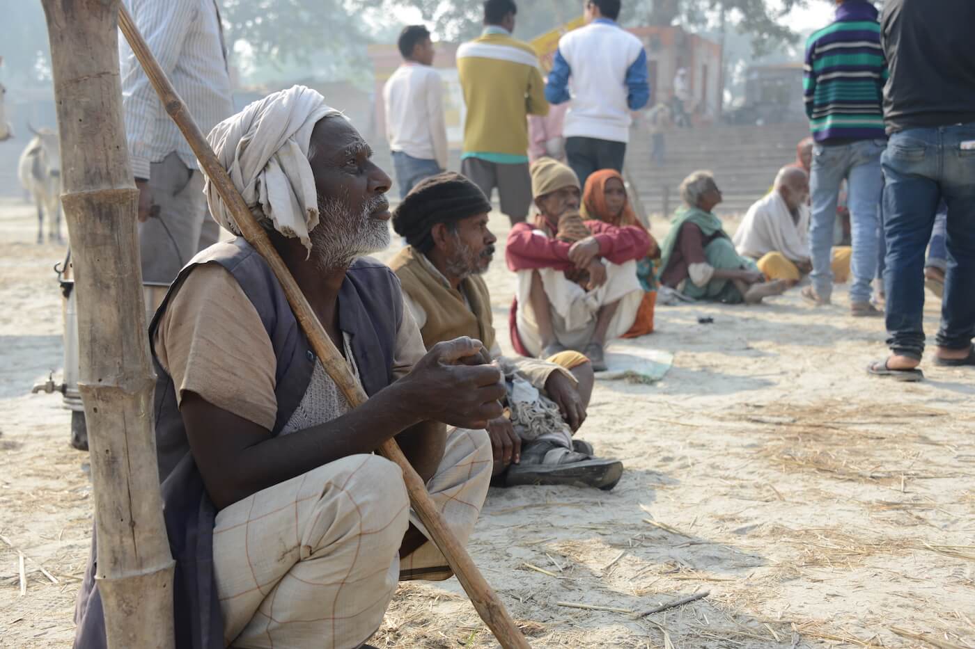 写真:路上で物乞いをする年老いたハンセン病回復者