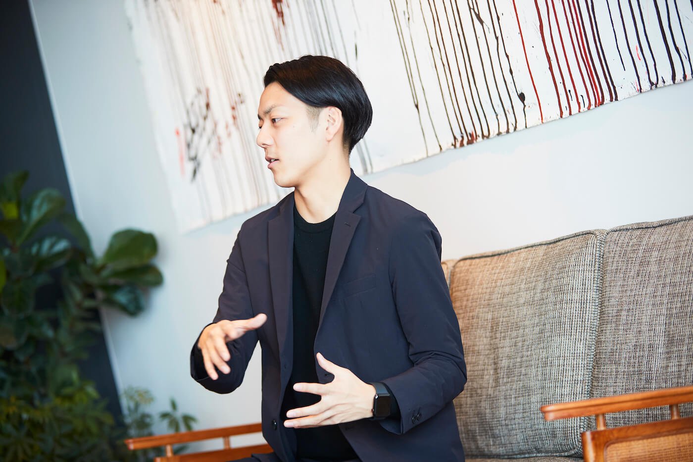 写真:OTON GLASSの名前の由来について話す島影さん