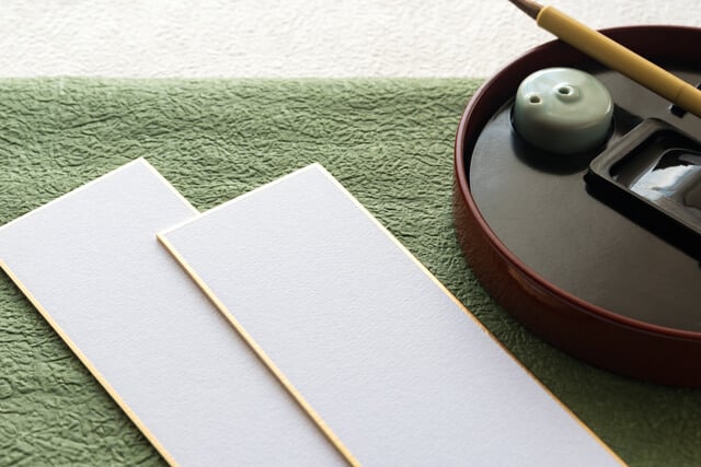 写真:短冊2枚と筆1本と硯