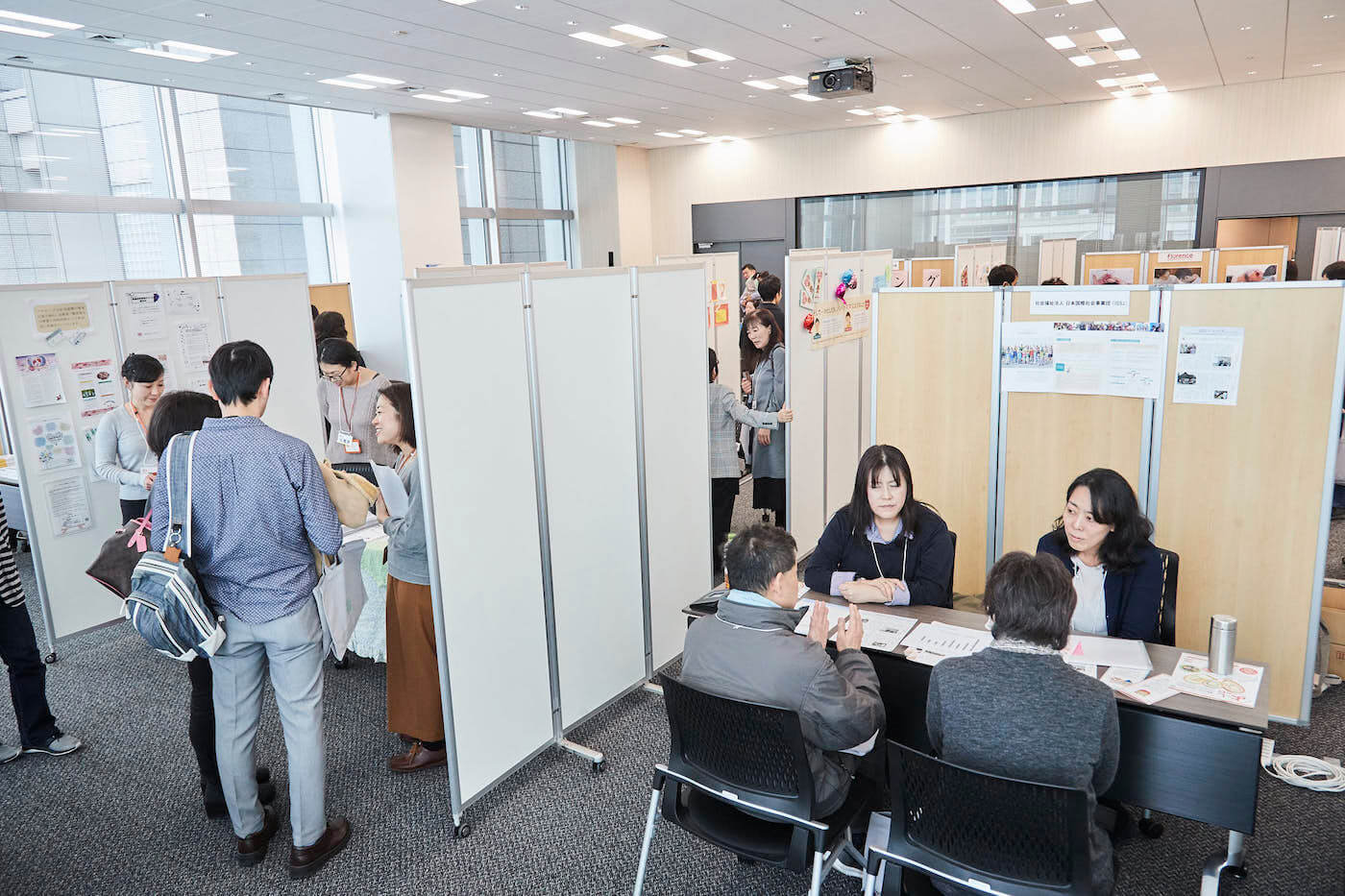 写真:養子縁組をあっせんする民間団体の相談ブース