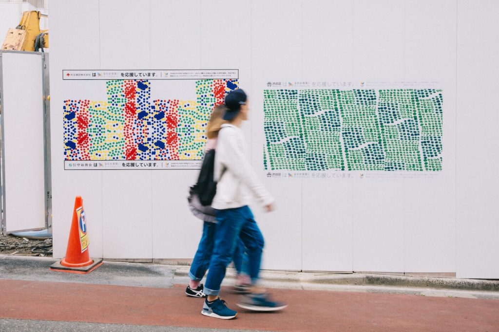 写真:建設現場の仮囲いに描かれた知的障害者によるアート作品