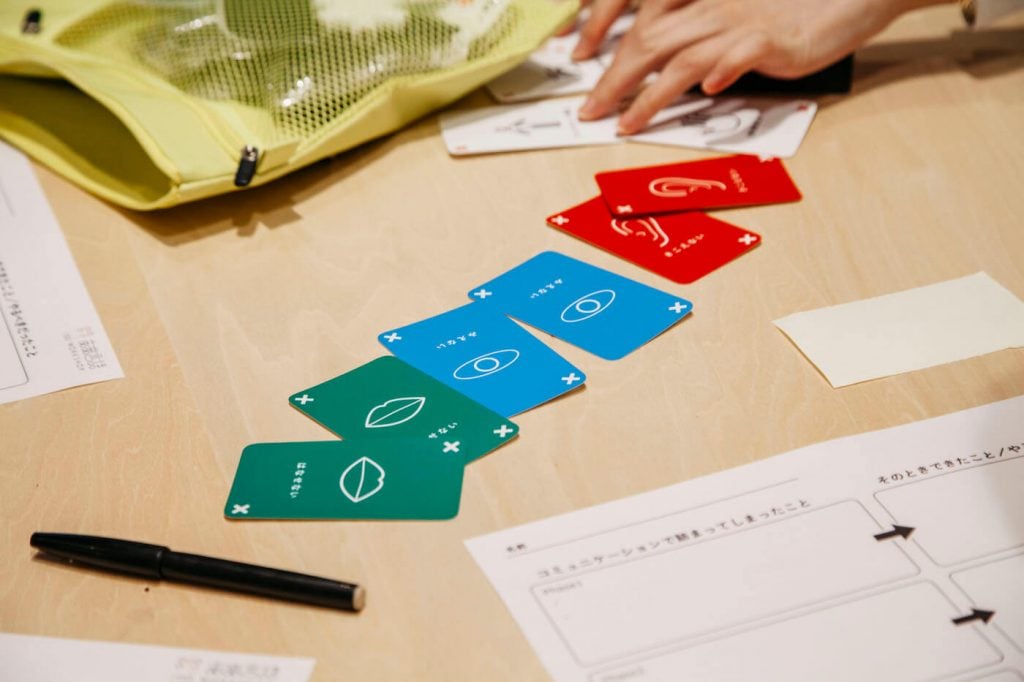 写真:未来言語のワークショップで使用するカード