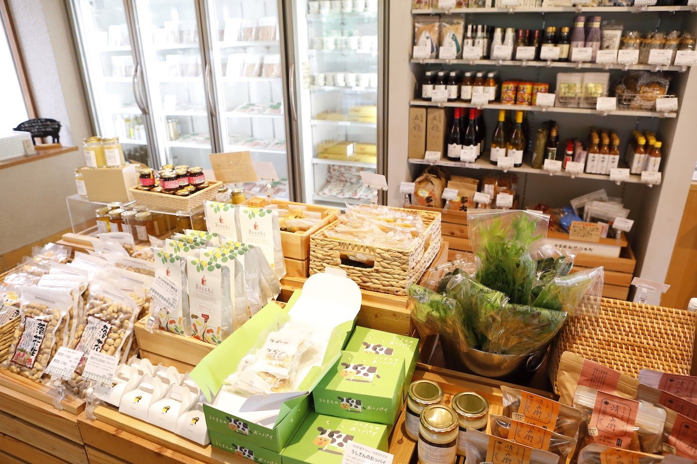 写真:「恋する豚研究所」で製造されたハムやソーセジなどの加工肉のほか、千葉県産の野菜やジャム、ソース、乾物類などが並ぶ店内。