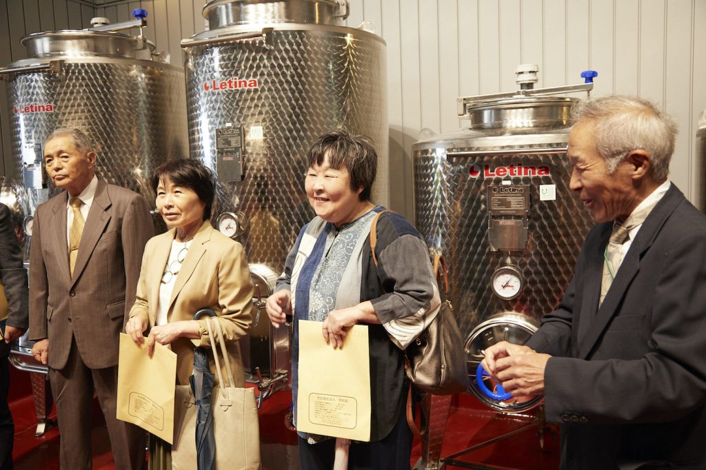 写真:ワイナリーの施設見学を楽しむ地元の人々