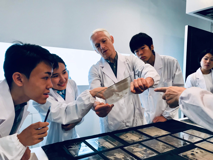 写真:湿板写真の講義をするトップランナーと、スカラー候補生たち