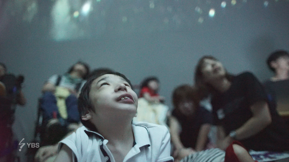 写真:プラネタリウムを鑑賞する子どもたちの様子