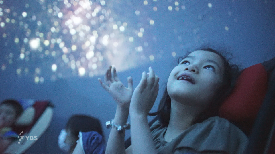 写真:プラネタリウムを鑑賞する子どもたちの様子