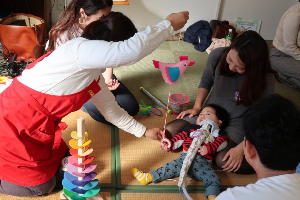 写真:おもちゃで遊ぶ子どもの様子