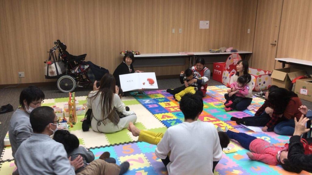 写真:スタッフによる絵本読み聞かせの様子