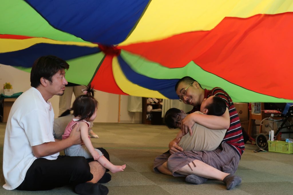 写真:室内で遊ぶ参加者の様子