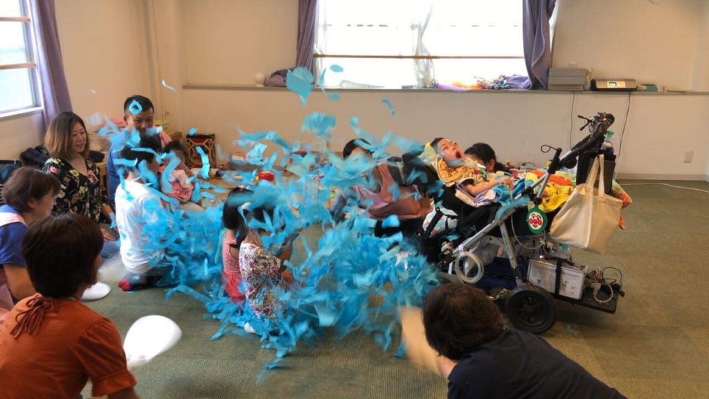 写真:室内で遊ぶ参加者の様子