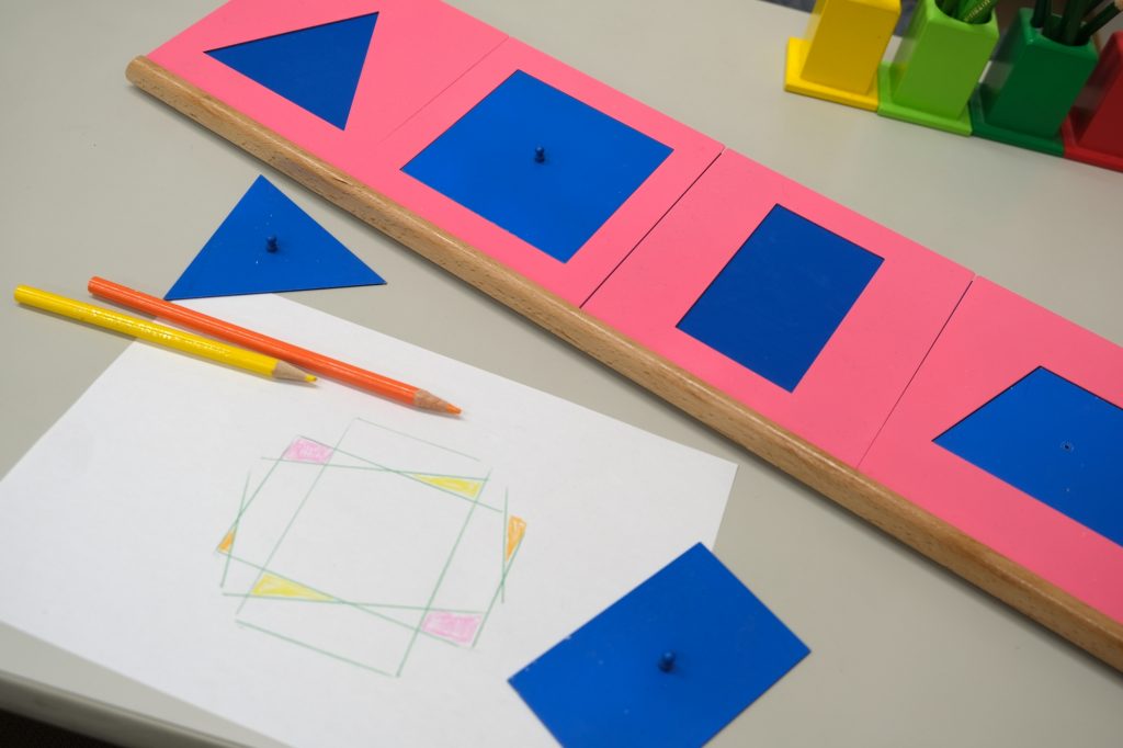 写真:モンテッソーリ教育の玩具を使った図形遊び