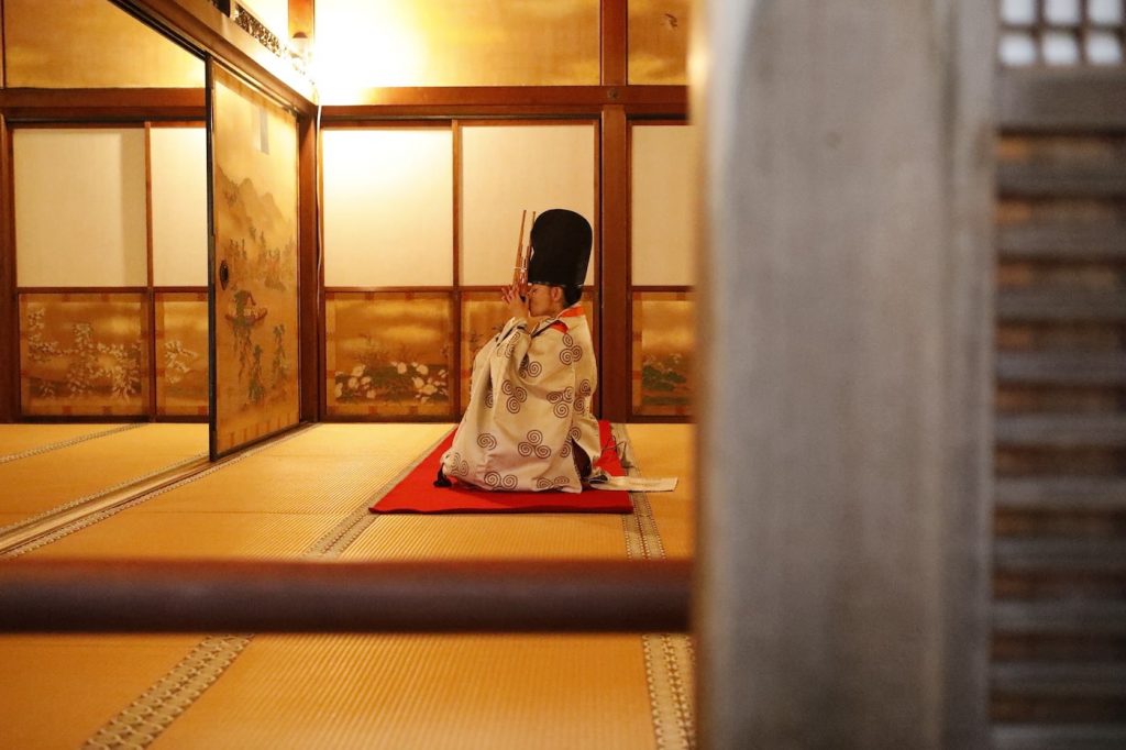 写真:宸殿で笙を奏でる奏者