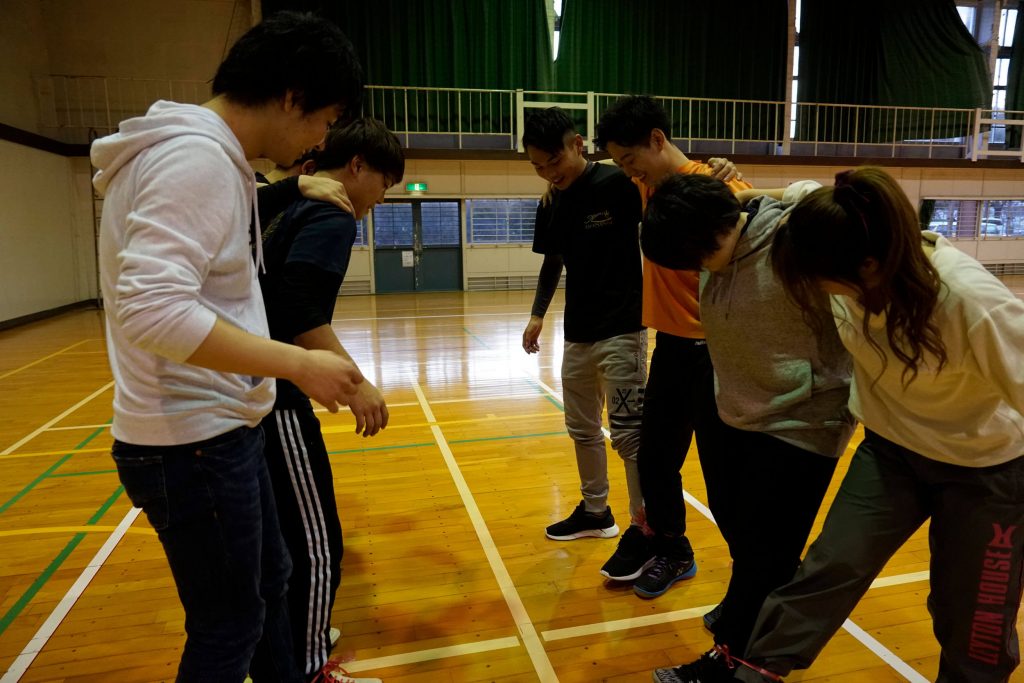 写真:四人五脚走を練習する様子