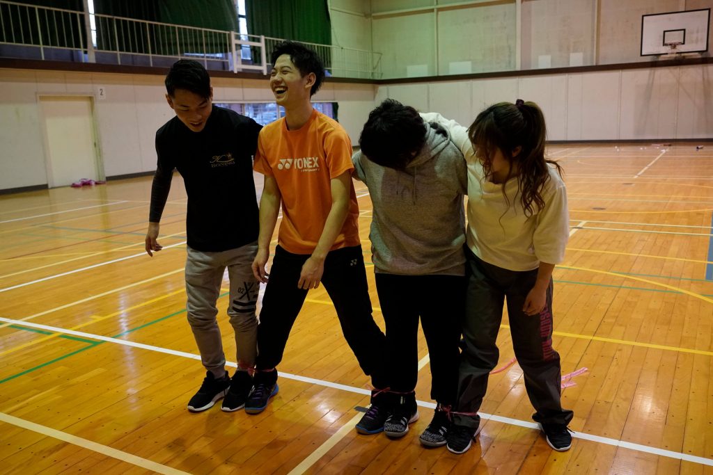 写真:四人五脚走を練習する様子