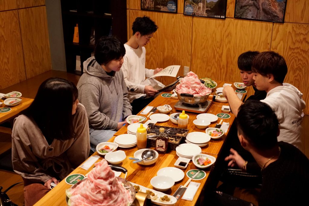 写真:夕食会の様子