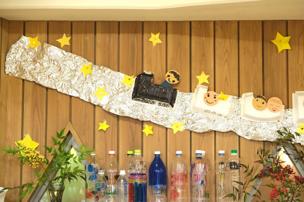 写真:工作で装飾された室内の様子