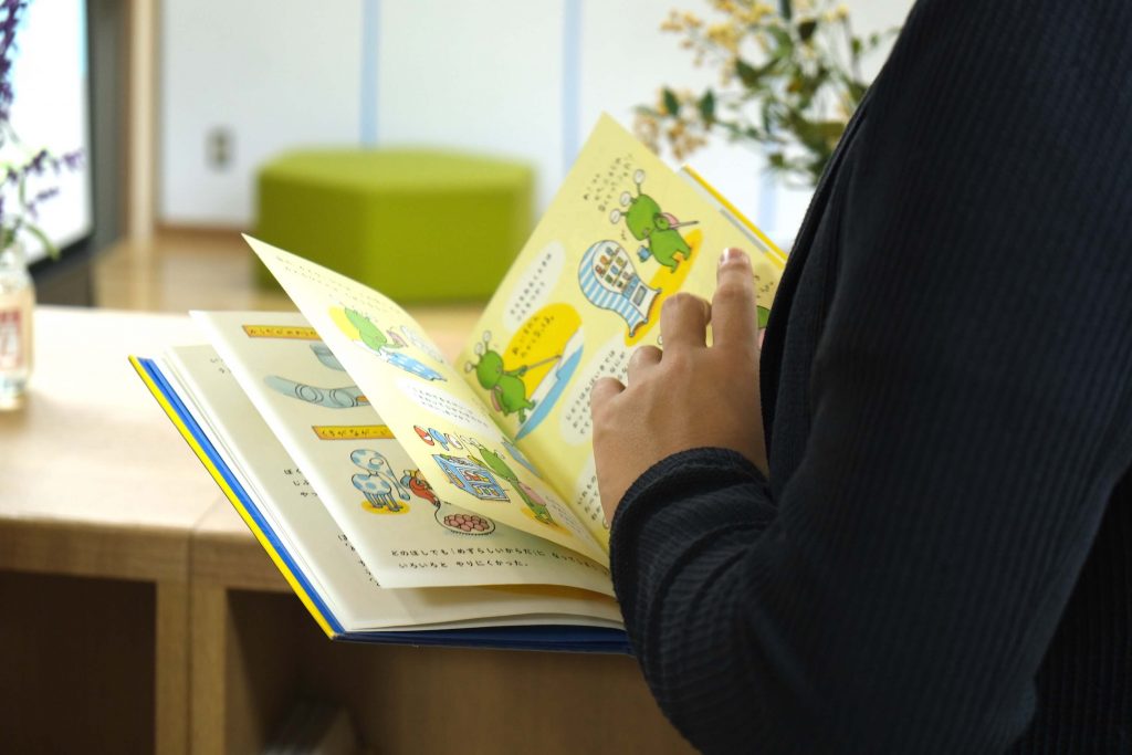 写真:絵本を確認している様子